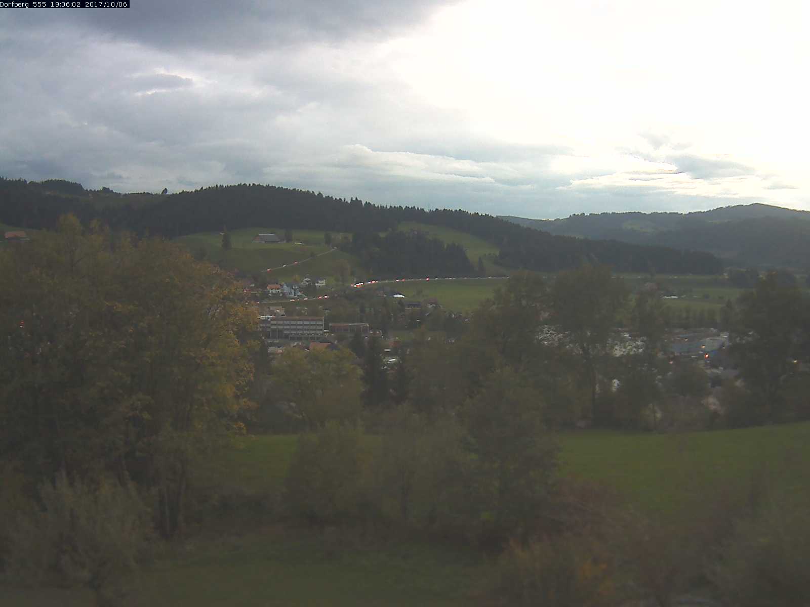 Webcam-Bild: Aussicht vom Dorfberg in Langnau 20171006-190601