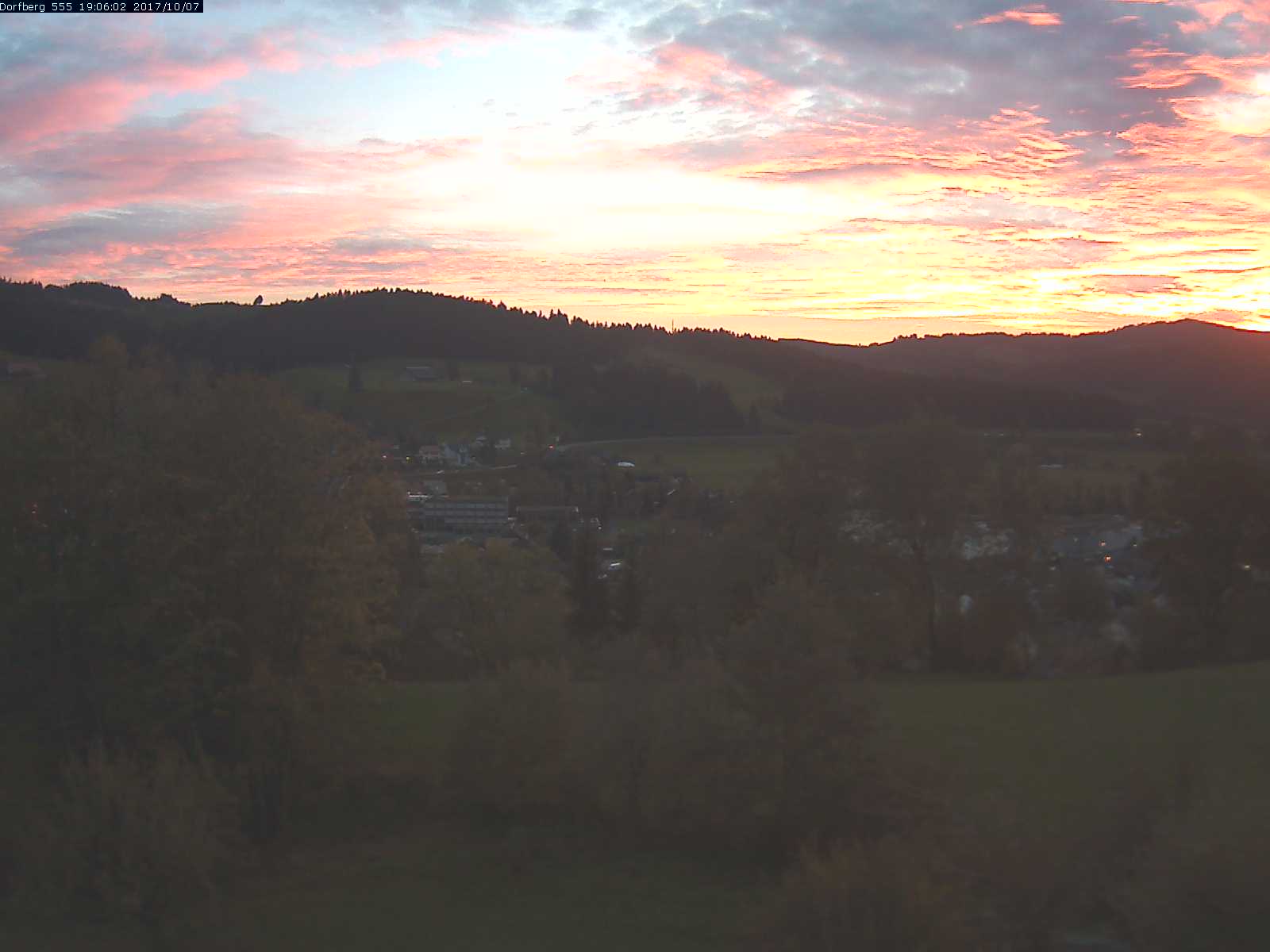 Webcam-Bild: Aussicht vom Dorfberg in Langnau 20171007-190601