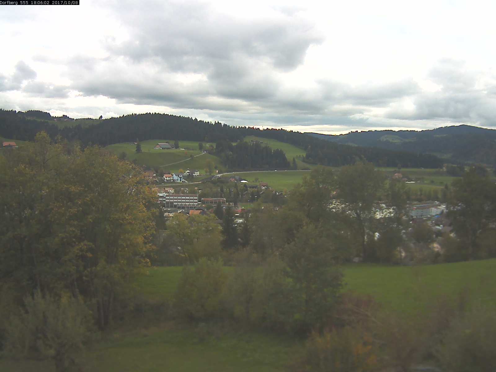 Webcam-Bild: Aussicht vom Dorfberg in Langnau 20171008-180601
