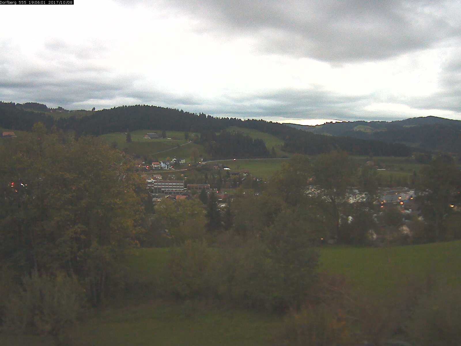 Webcam-Bild: Aussicht vom Dorfberg in Langnau 20171008-190601