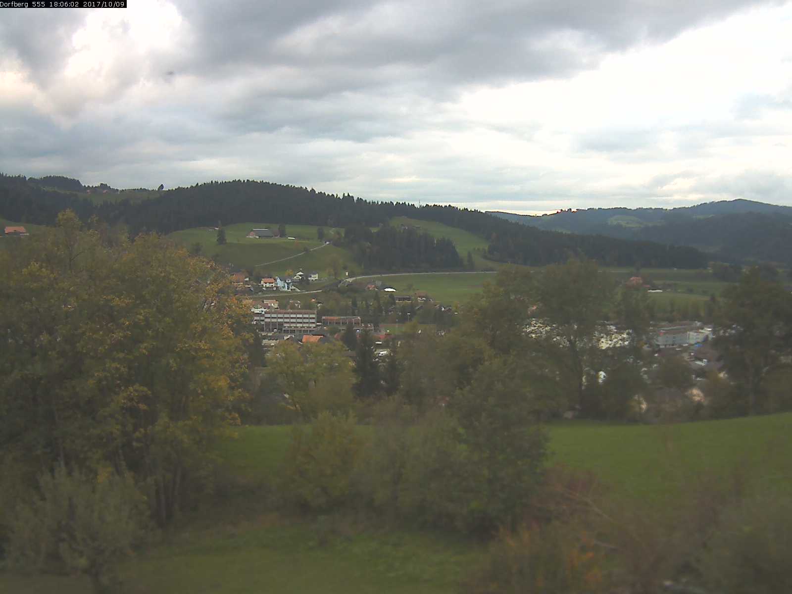 Webcam-Bild: Aussicht vom Dorfberg in Langnau 20171009-180601