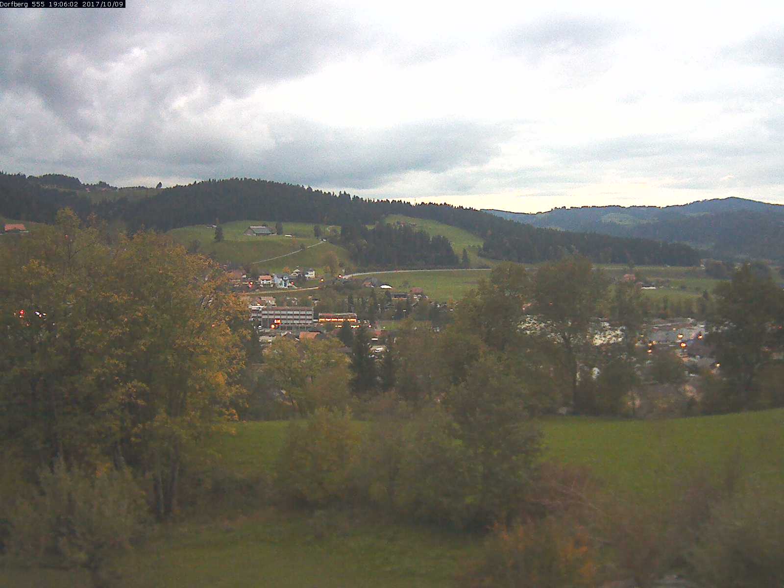 Webcam-Bild: Aussicht vom Dorfberg in Langnau 20171009-190601