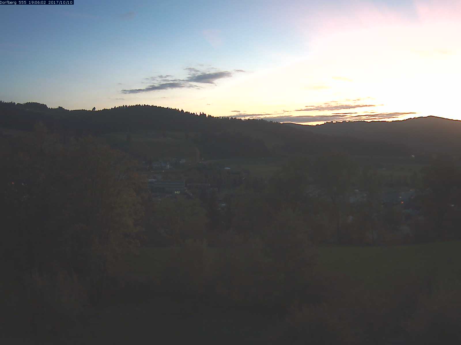 Webcam-Bild: Aussicht vom Dorfberg in Langnau 20171010-190601