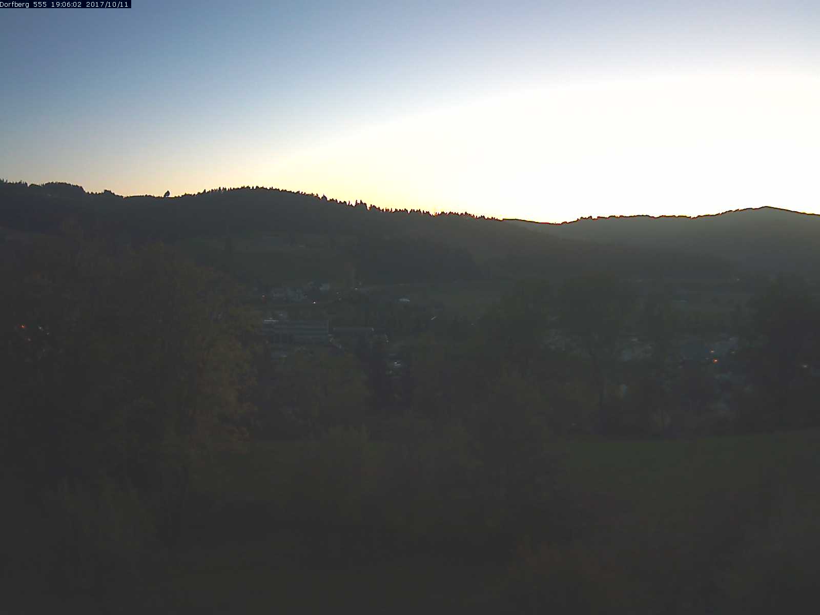 Webcam-Bild: Aussicht vom Dorfberg in Langnau 20171011-190601