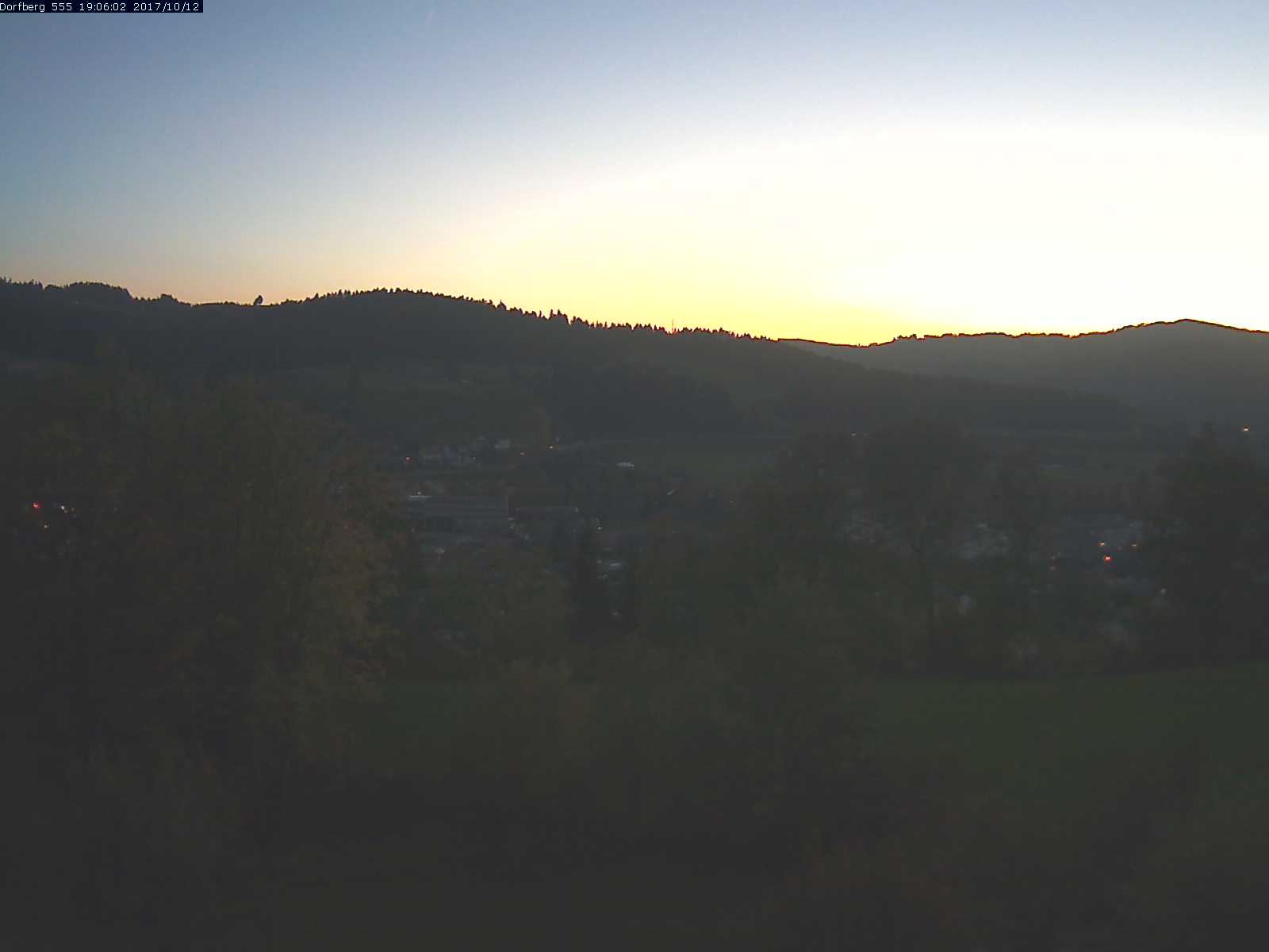 Webcam-Bild: Aussicht vom Dorfberg in Langnau 20171012-190601