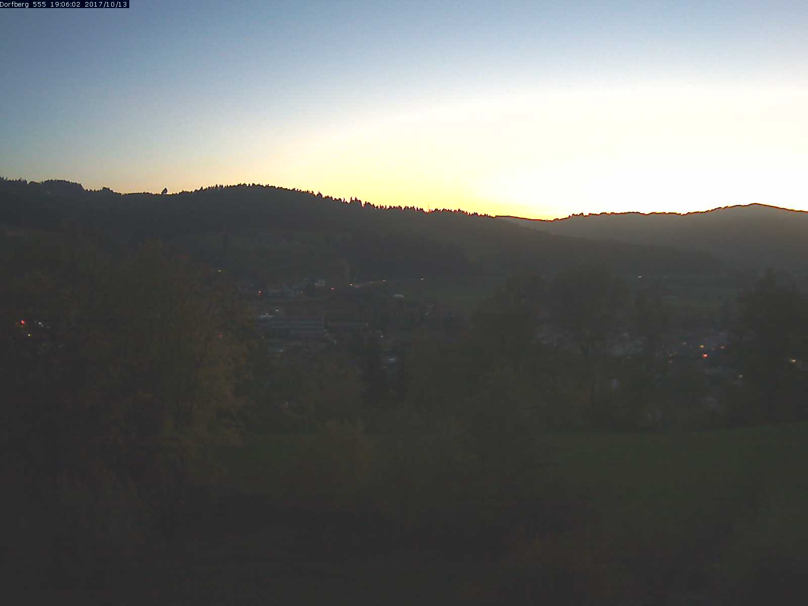 Webcam-Bild: Aussicht vom Dorfberg in Langnau 20171013-190601