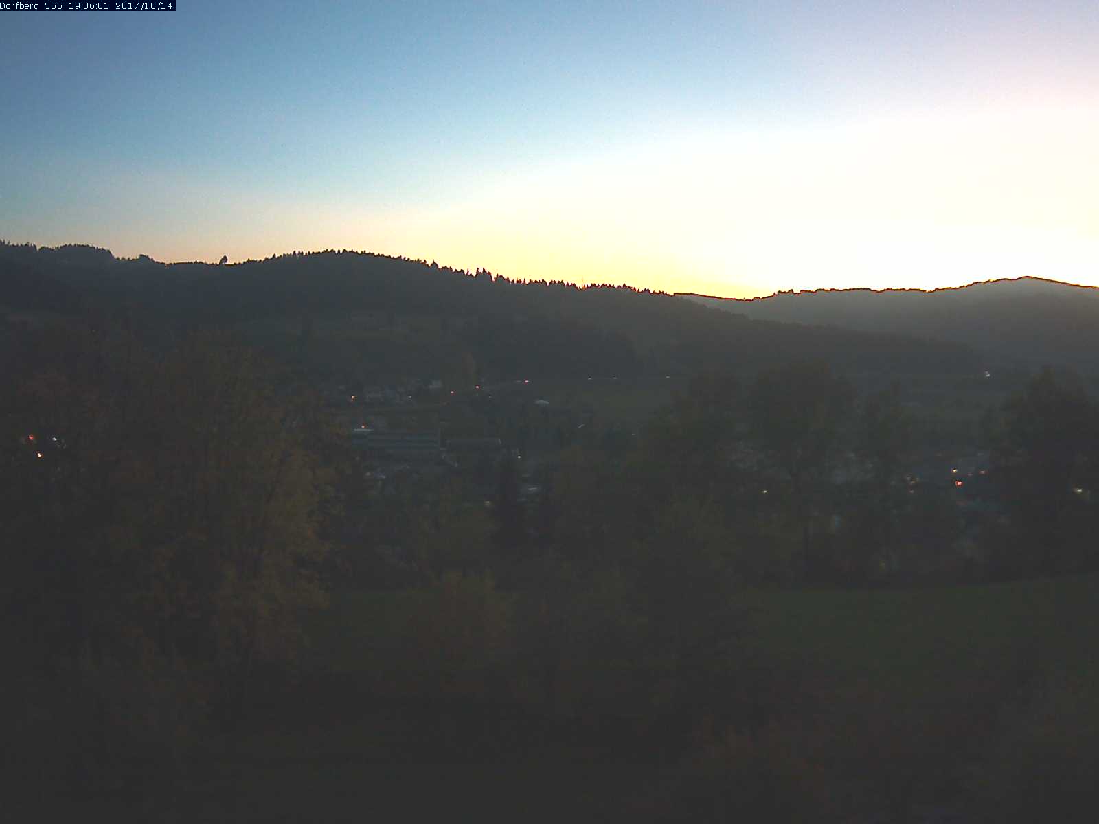 Webcam-Bild: Aussicht vom Dorfberg in Langnau 20171014-190601