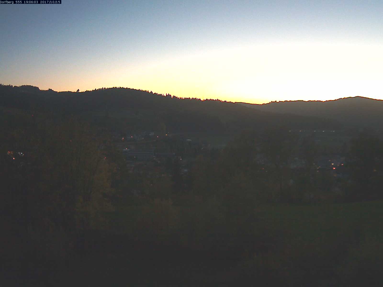 Webcam-Bild: Aussicht vom Dorfberg in Langnau 20171015-190601