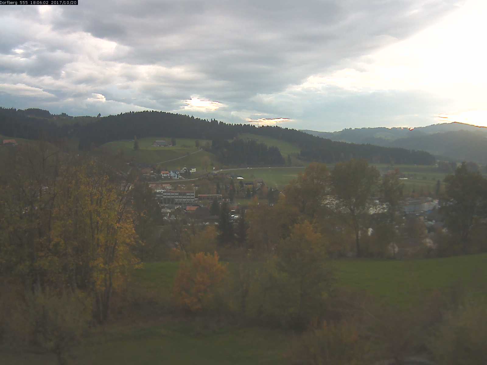 Webcam-Bild: Aussicht vom Dorfberg in Langnau 20171020-180601