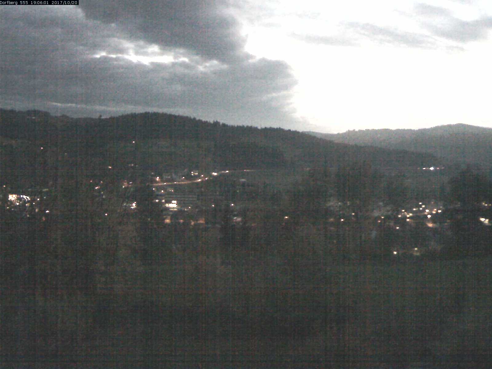 Webcam-Bild: Aussicht vom Dorfberg in Langnau 20171020-190601