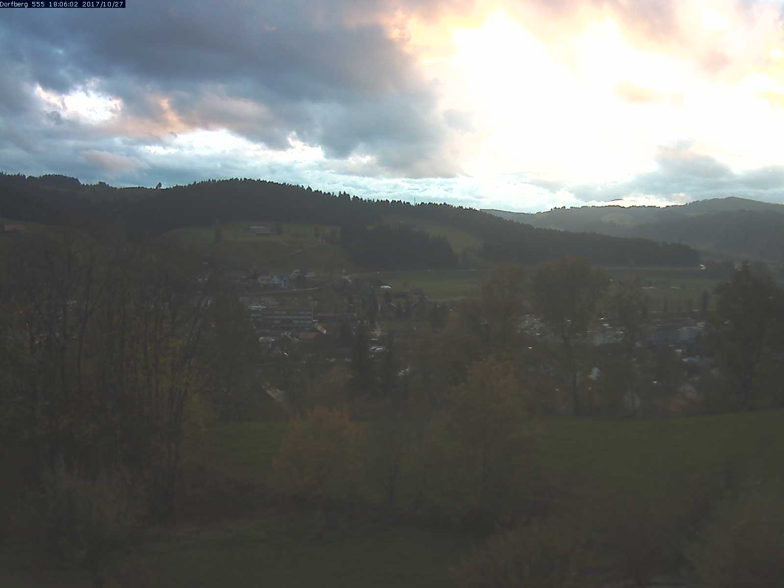 Webcam-Bild: Aussicht vom Dorfberg in Langnau 20171027-180601