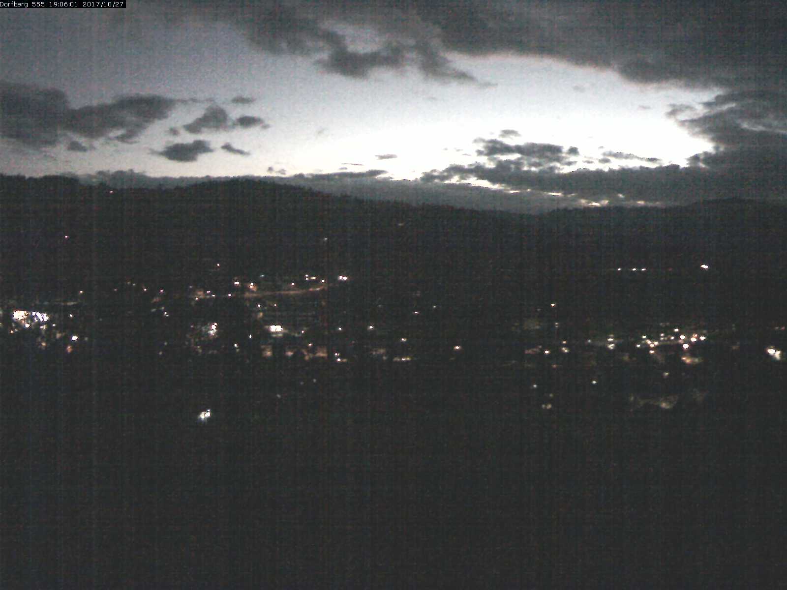 Webcam-Bild: Aussicht vom Dorfberg in Langnau 20171027-190601