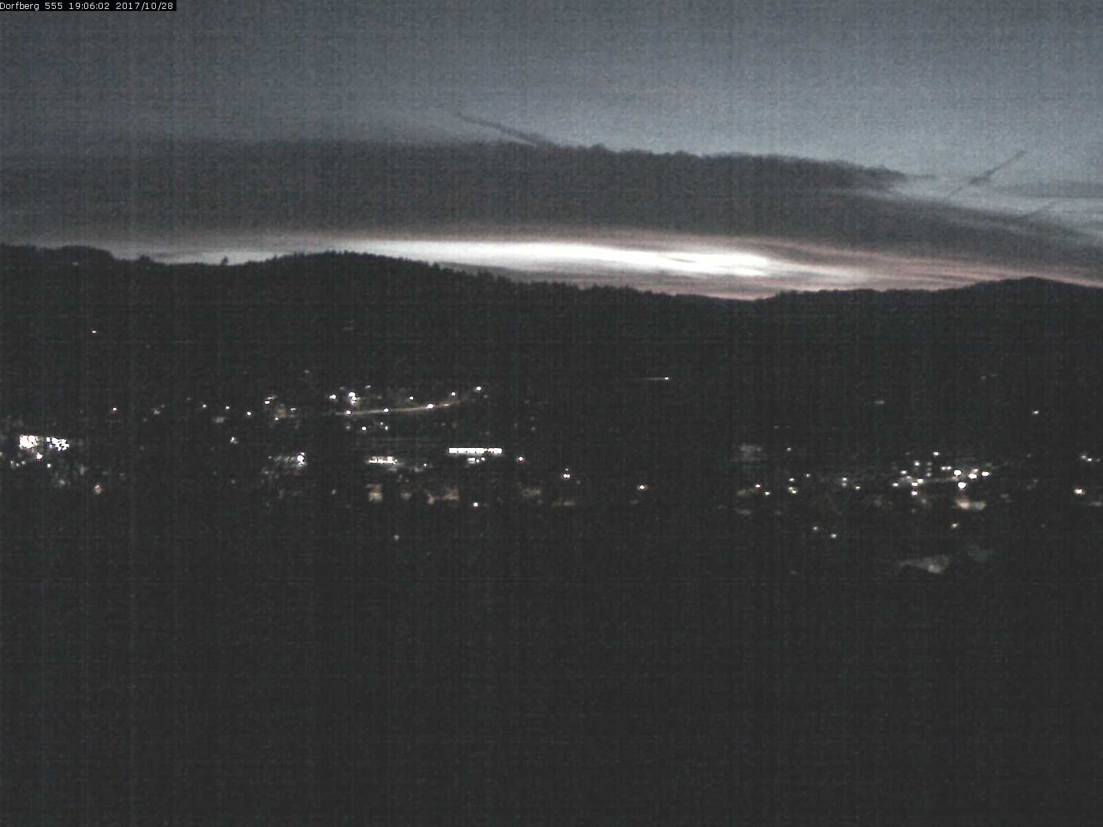 Webcam-Bild: Aussicht vom Dorfberg in Langnau 20171028-190601