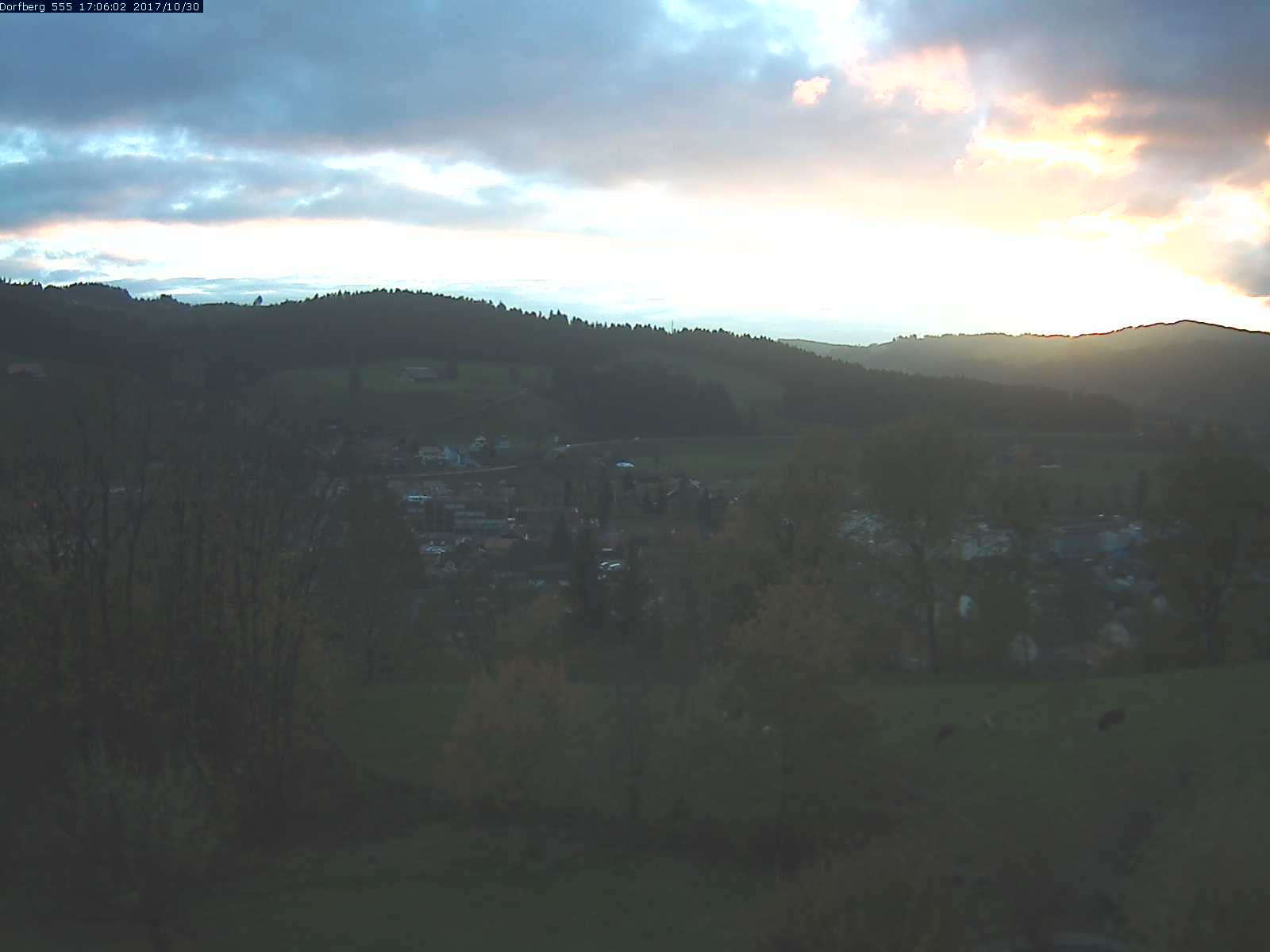 Webcam-Bild: Aussicht vom Dorfberg in Langnau 20171030-170601