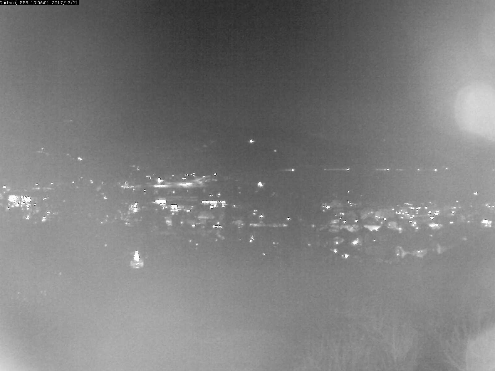 Webcam-Bild: Aussicht vom Dorfberg in Langnau 20171221-190601