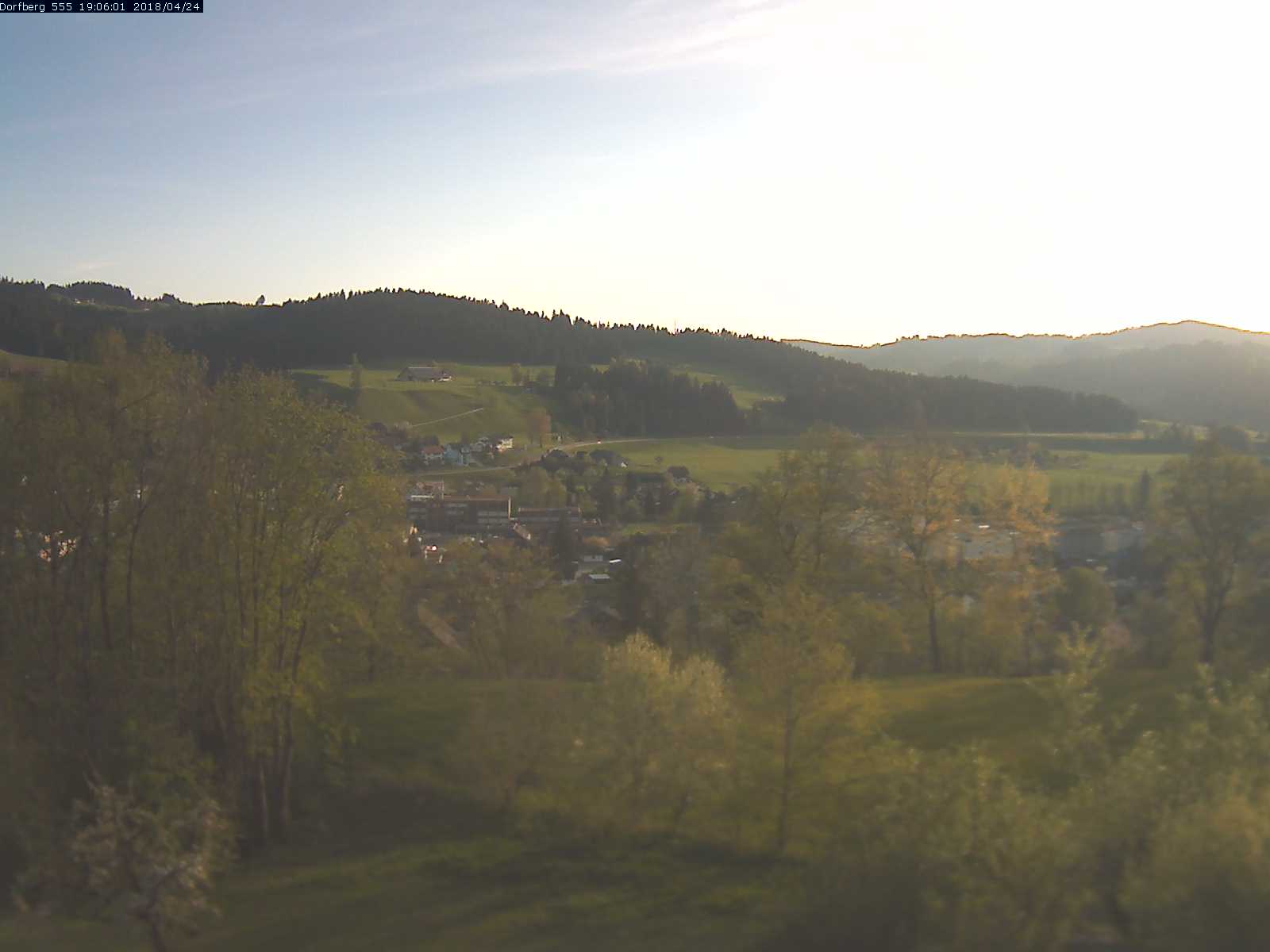 Webcam-Bild: Aussicht vom Dorfberg in Langnau 20180424-190601