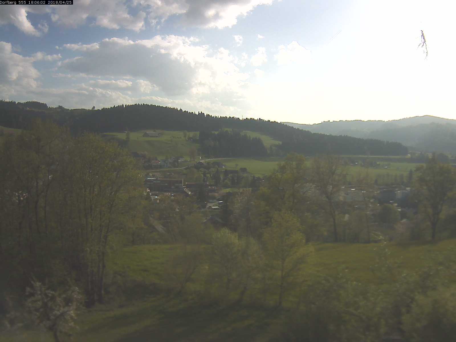 Webcam-Bild: Aussicht vom Dorfberg in Langnau 20180425-180601
