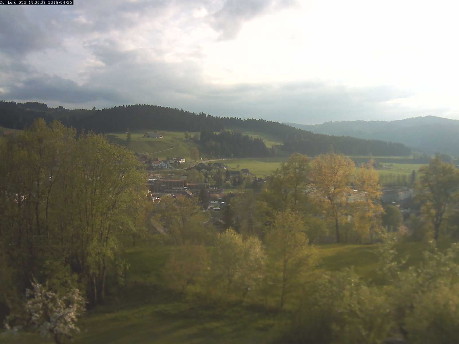 Webcam-Bild: Aussicht vom Dorfberg in Langnau 20180426-190601