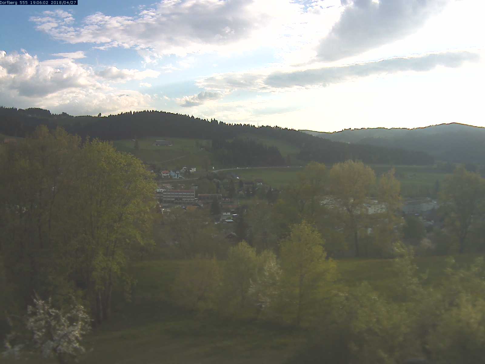Webcam-Bild: Aussicht vom Dorfberg in Langnau 20180427-190601