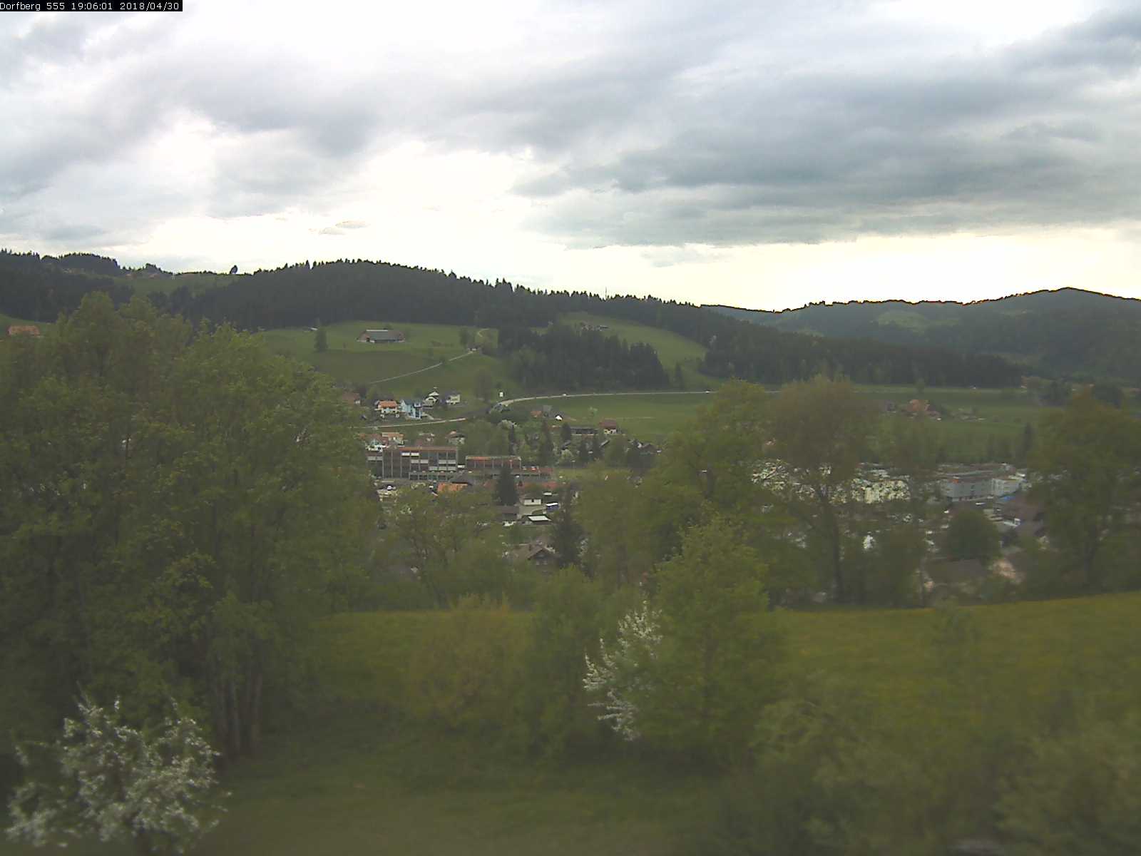 Webcam-Bild: Aussicht vom Dorfberg in Langnau 20180430-190601