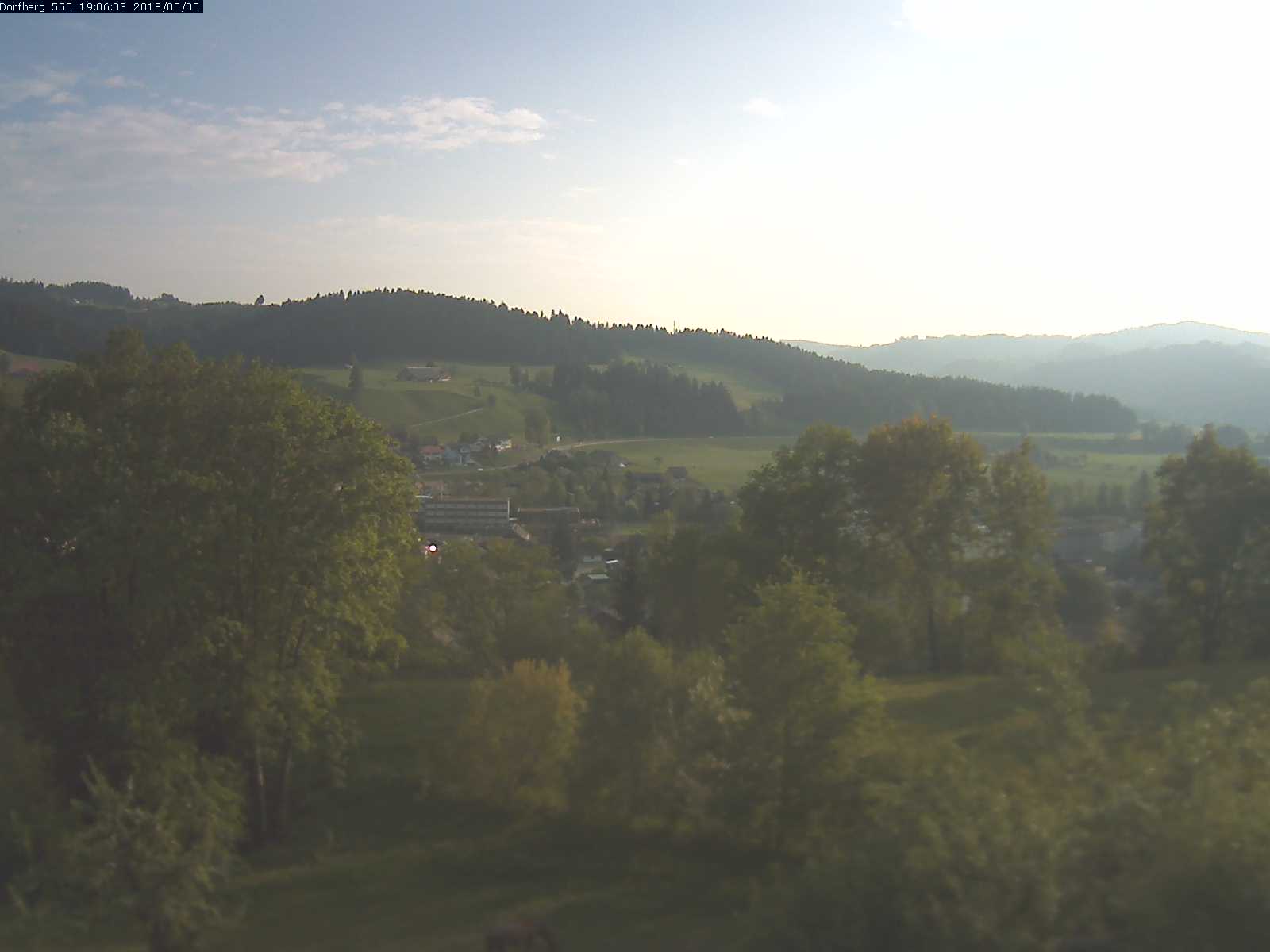 Webcam-Bild: Aussicht vom Dorfberg in Langnau 20180505-190601