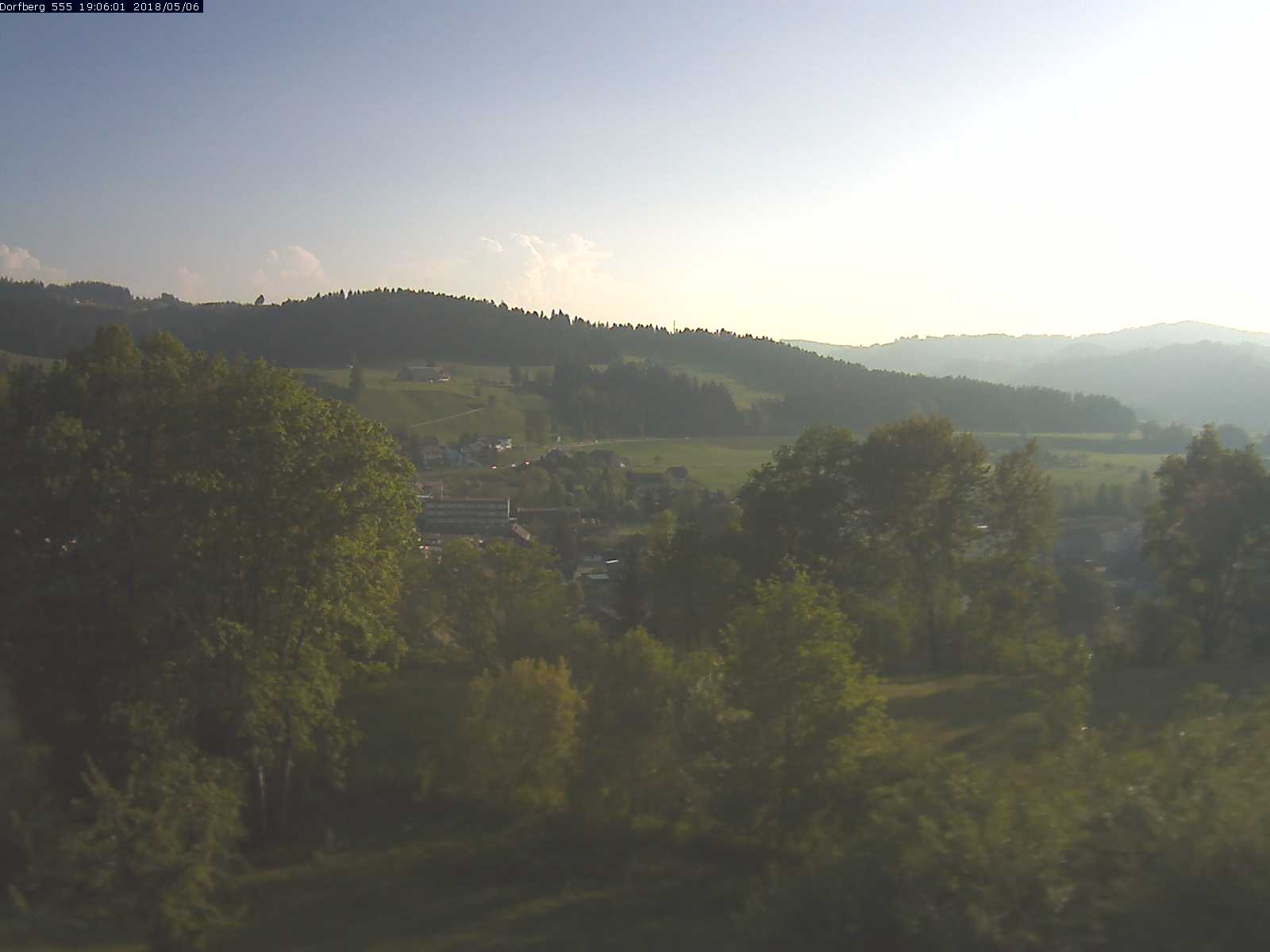 Webcam-Bild: Aussicht vom Dorfberg in Langnau 20180506-190601