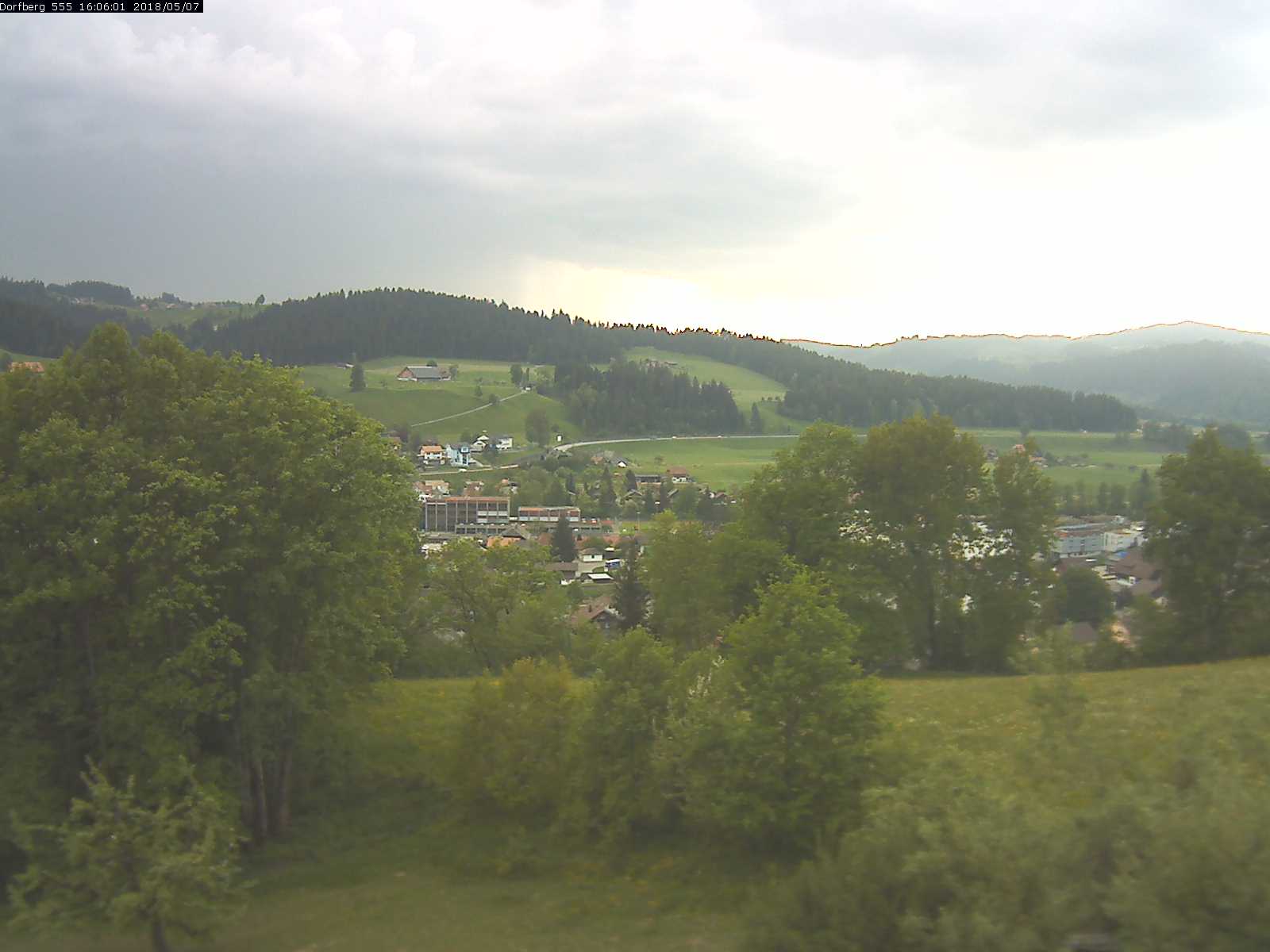 Webcam-Bild: Aussicht vom Dorfberg in Langnau 20180507-160601