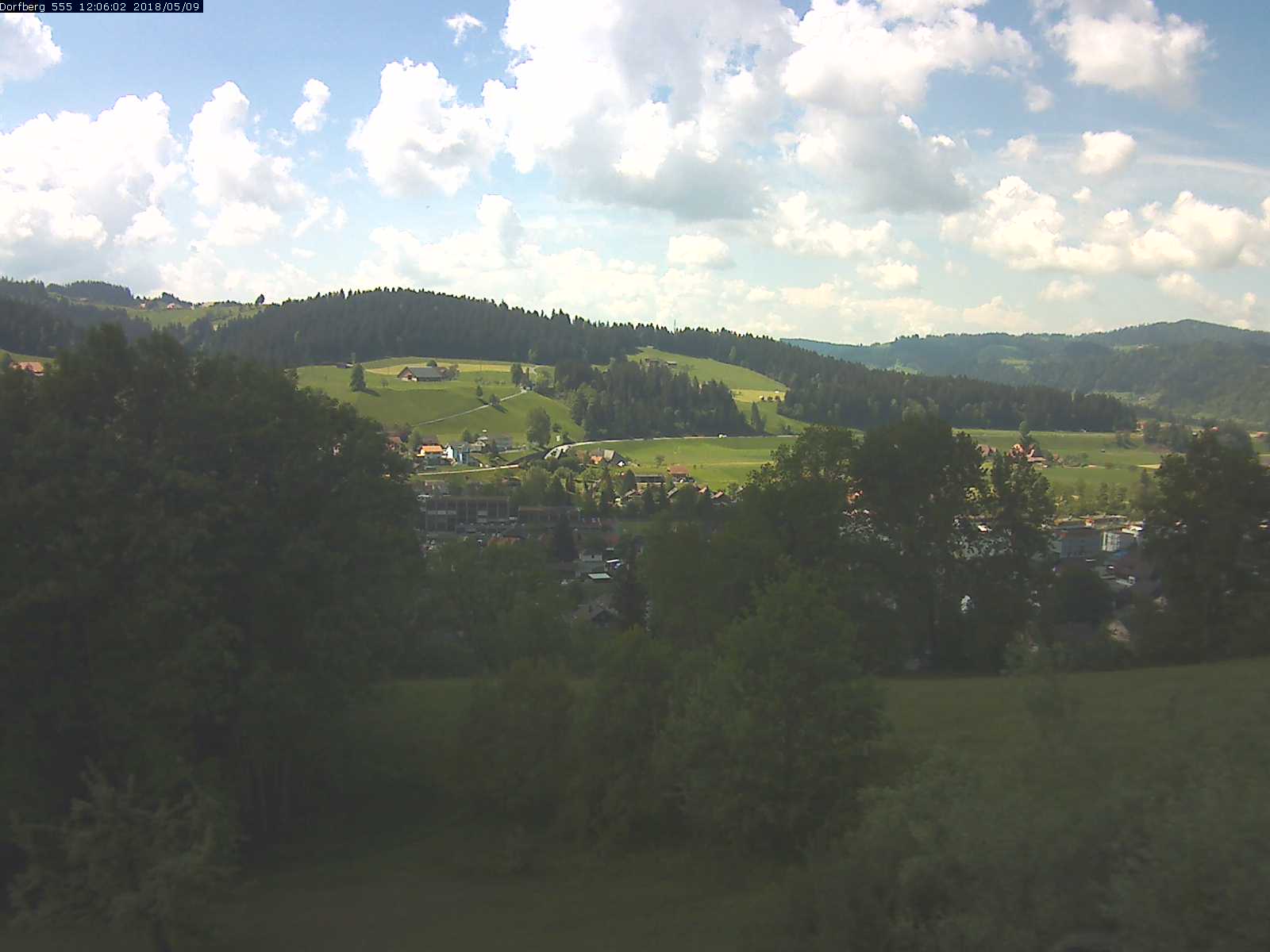 Webcam-Bild: Aussicht vom Dorfberg in Langnau 20180509-120601