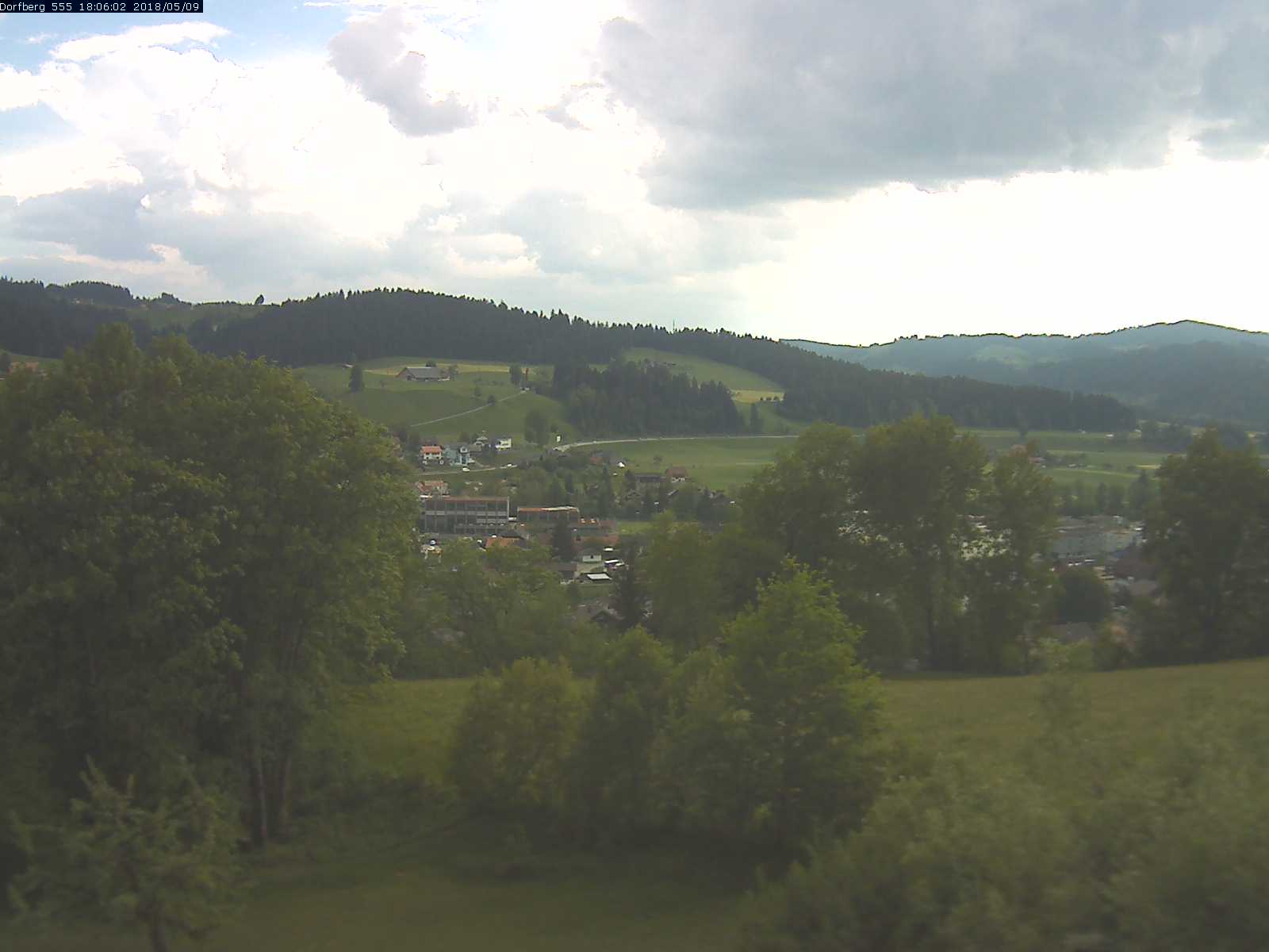 Webcam-Bild: Aussicht vom Dorfberg in Langnau 20180509-180601