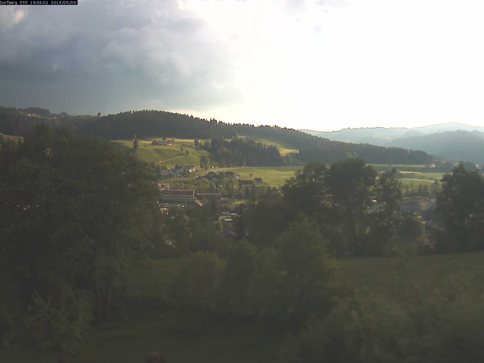 Webcam-Bild: Aussicht vom Dorfberg in Langnau 20180509-190601