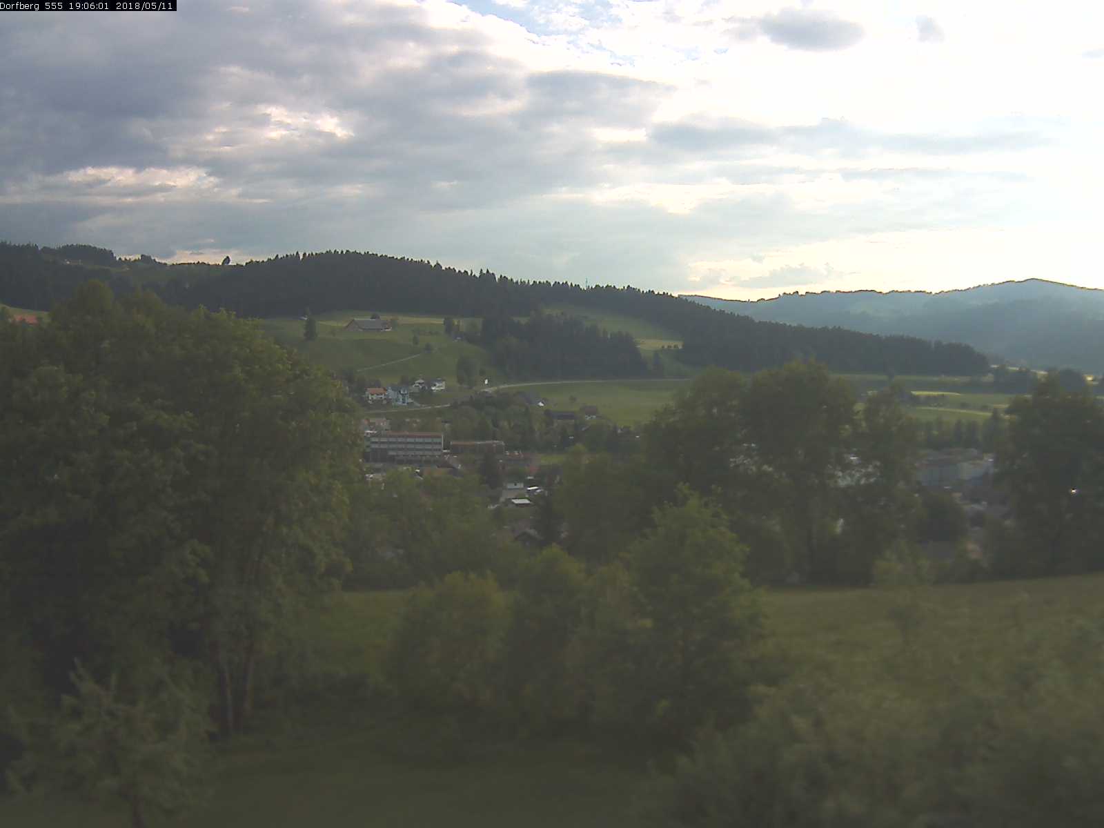 Webcam-Bild: Aussicht vom Dorfberg in Langnau 20180511-190601