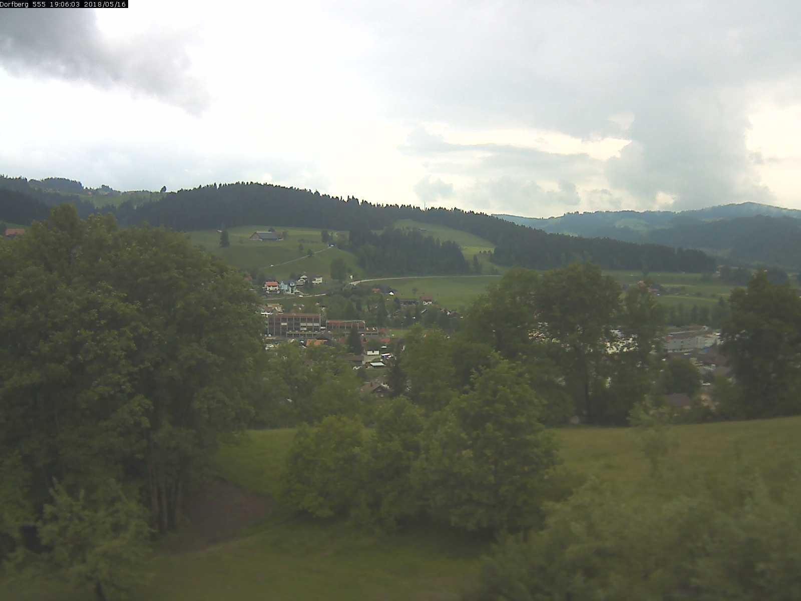 Webcam-Bild: Aussicht vom Dorfberg in Langnau 20180516-190601