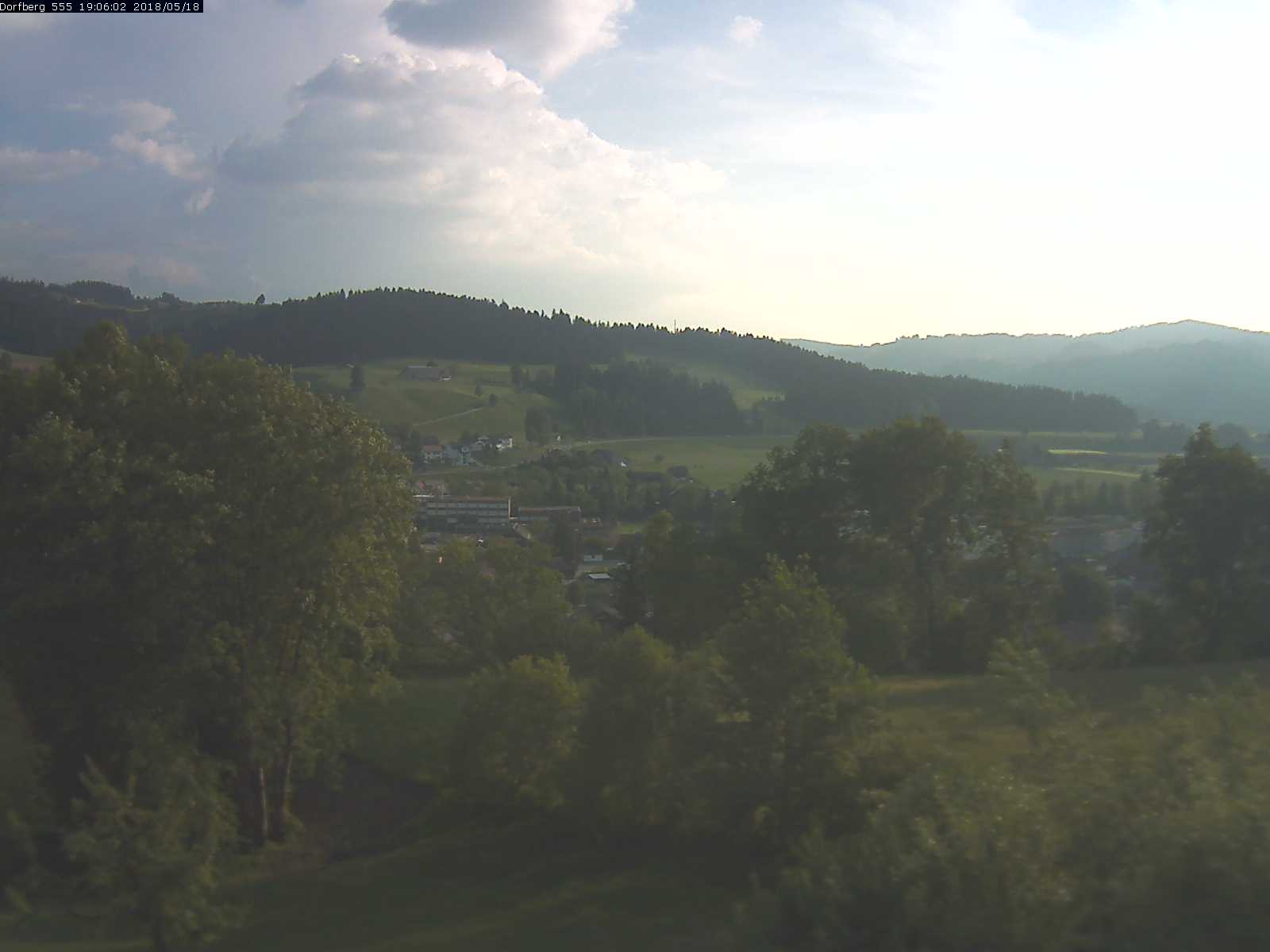 Webcam-Bild: Aussicht vom Dorfberg in Langnau 20180518-190601