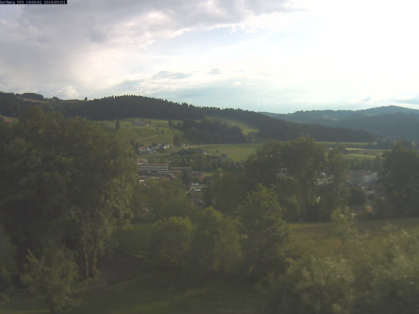 Webcam-Bild: Aussicht vom Dorfberg in Langnau 20180521-190601