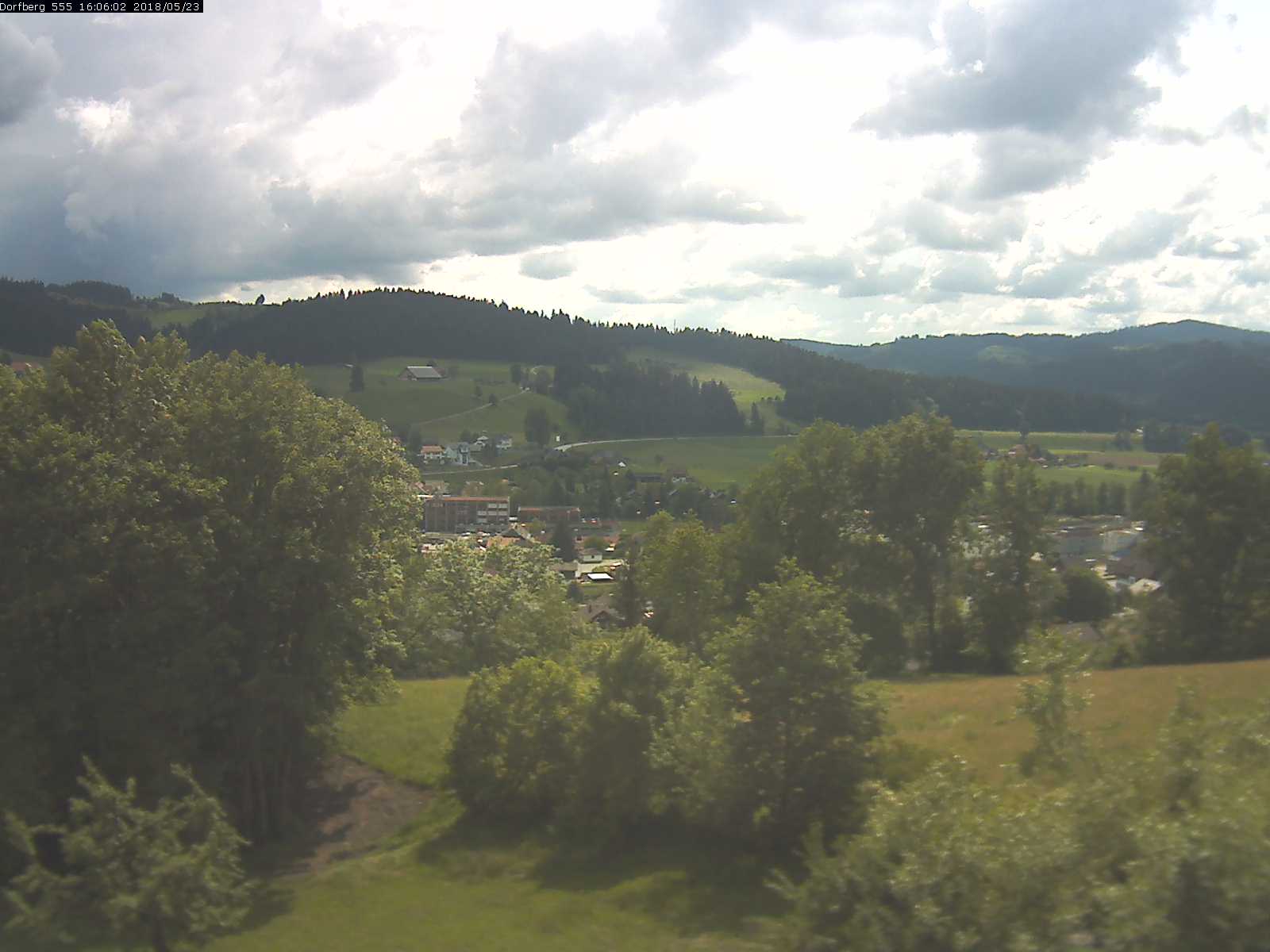Webcam-Bild: Aussicht vom Dorfberg in Langnau 20180523-160601