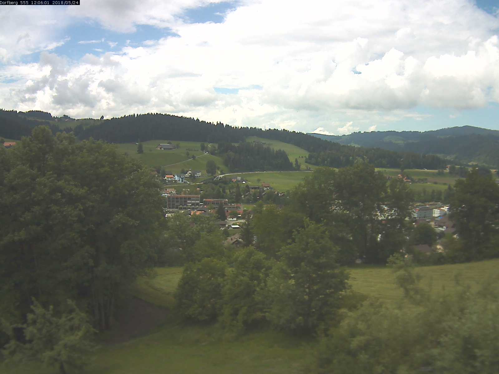 Webcam-Bild: Aussicht vom Dorfberg in Langnau 20180524-120601