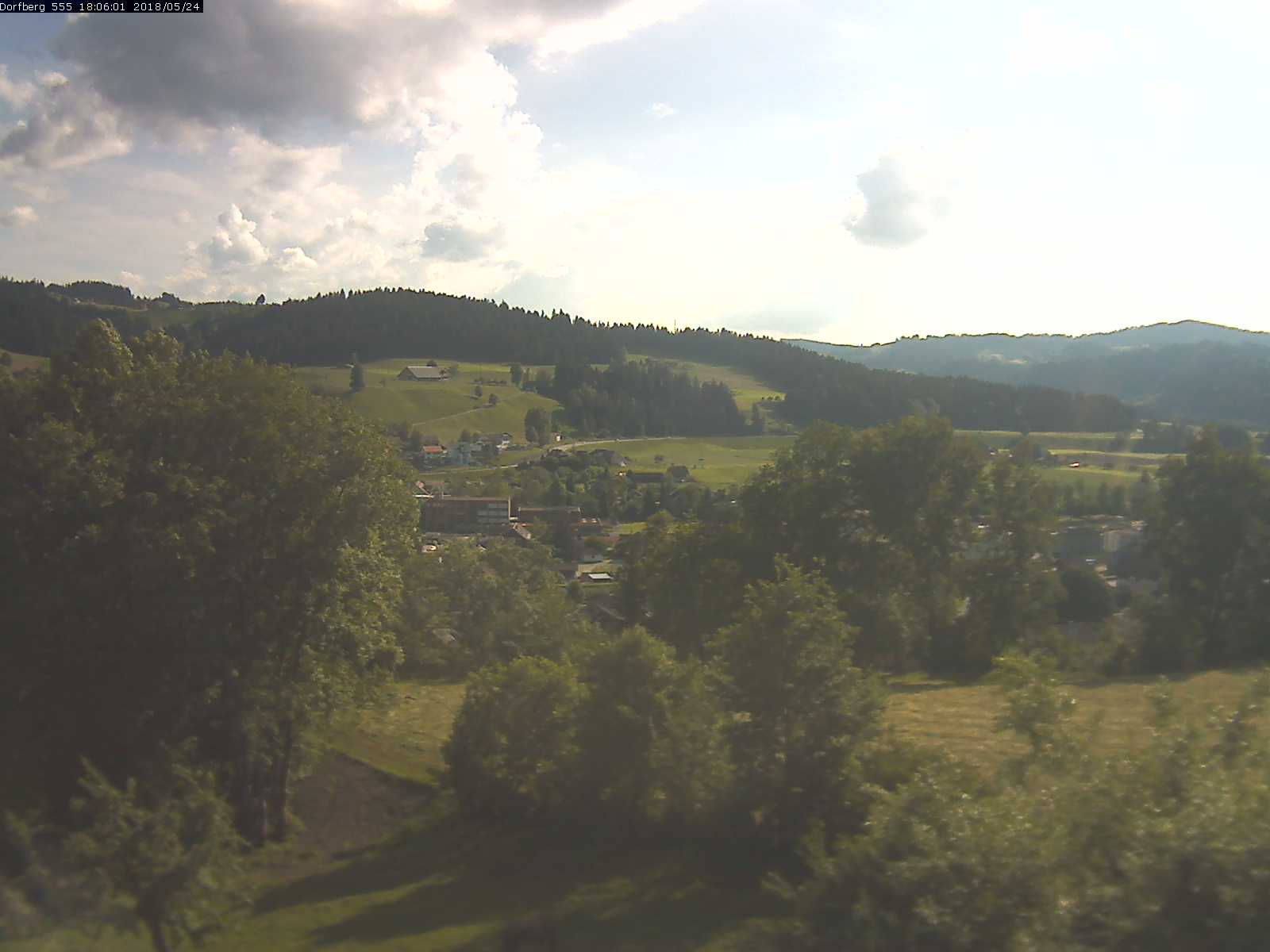 Webcam-Bild: Aussicht vom Dorfberg in Langnau 20180524-180601