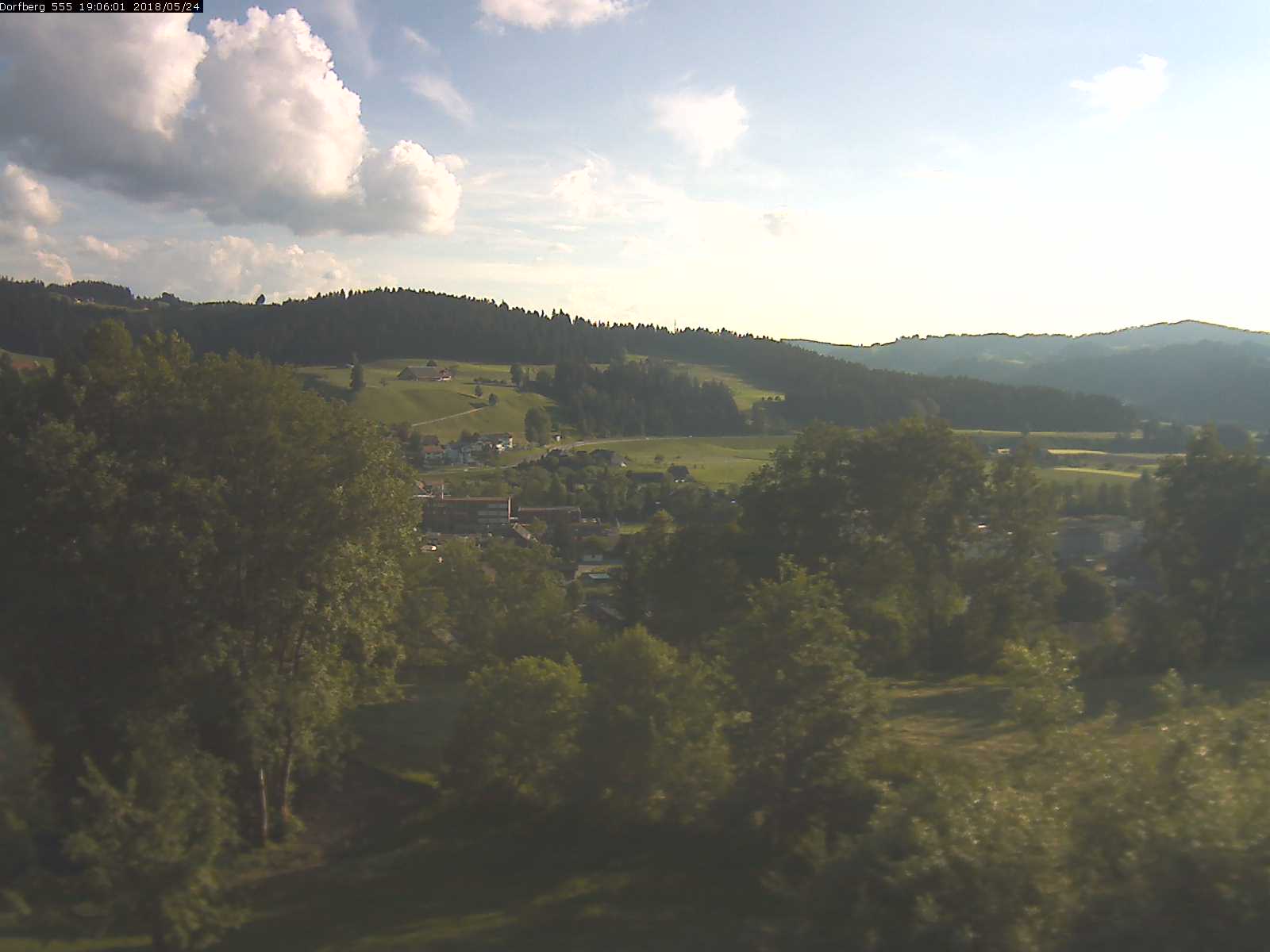 Webcam-Bild: Aussicht vom Dorfberg in Langnau 20180524-190601