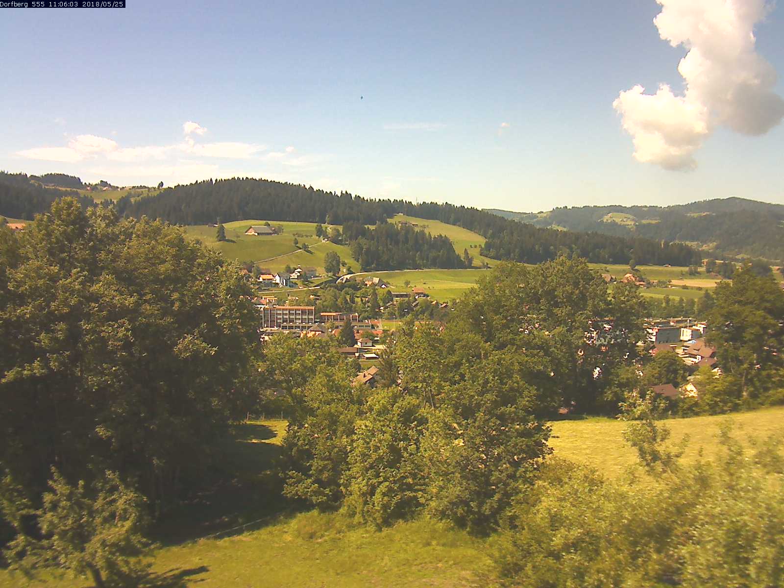 Webcam-Bild: Aussicht vom Dorfberg in Langnau 20180525-110601