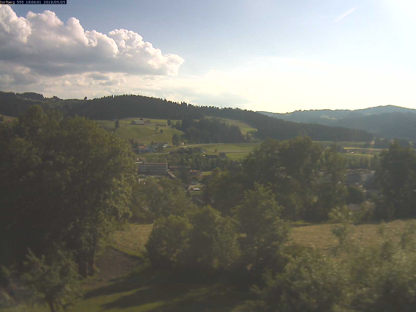 Webcam-Bild: Aussicht vom Dorfberg in Langnau 20180525-180601