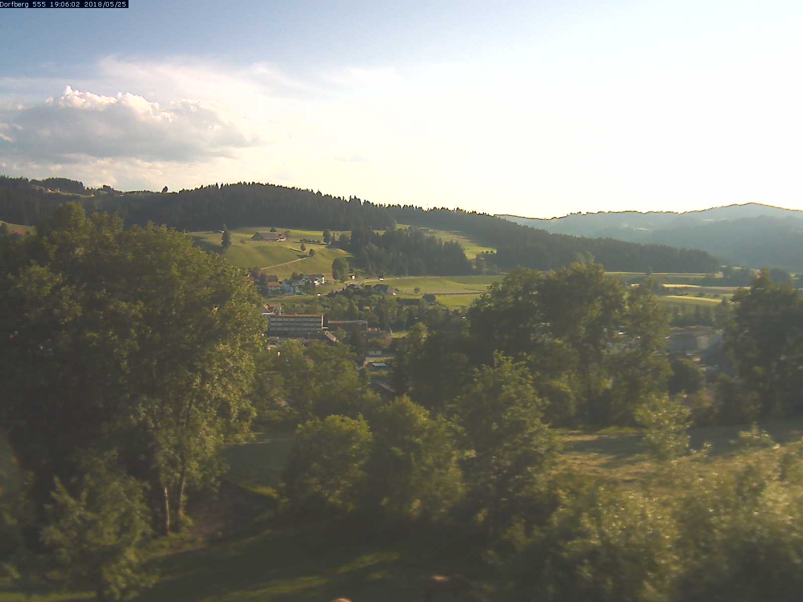 Webcam-Bild: Aussicht vom Dorfberg in Langnau 20180525-190601