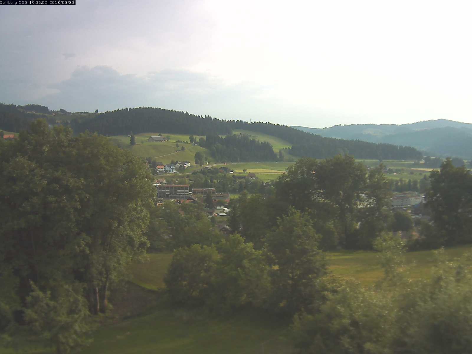 Webcam-Bild: Aussicht vom Dorfberg in Langnau 20180530-190601