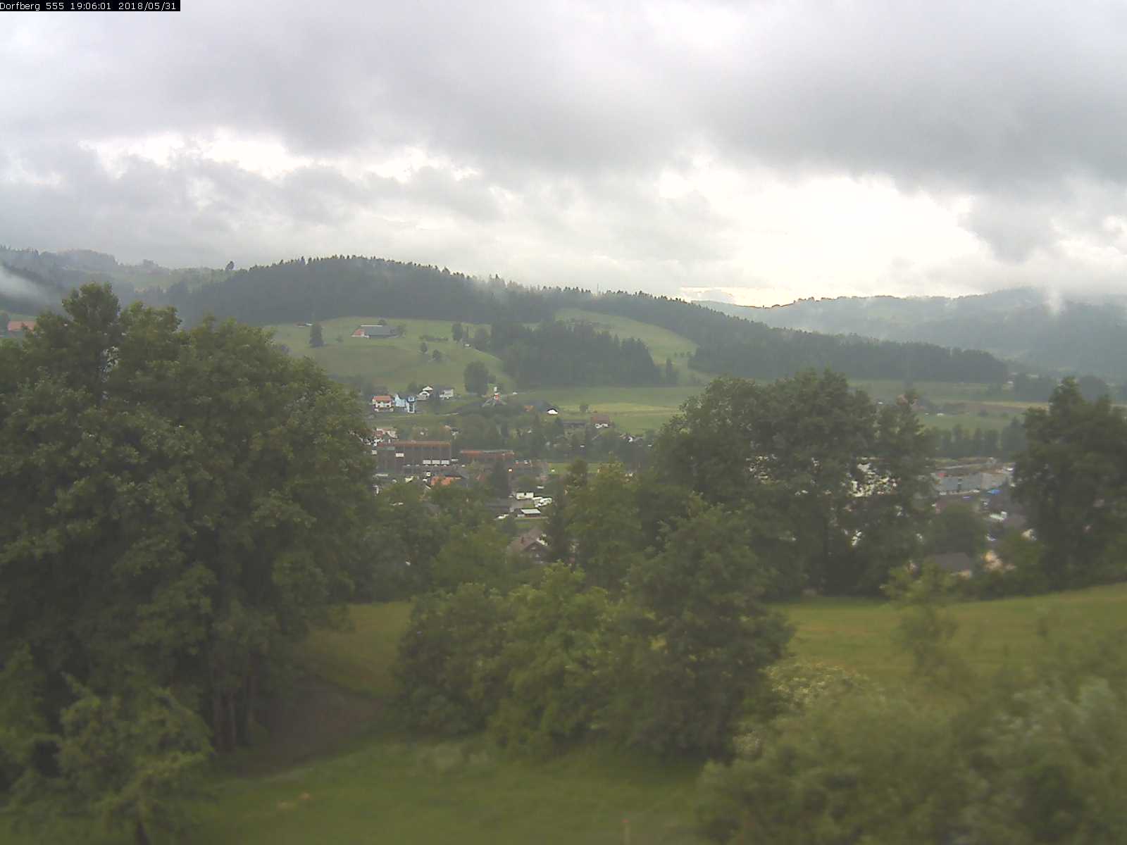 Webcam-Bild: Aussicht vom Dorfberg in Langnau 20180531-190601