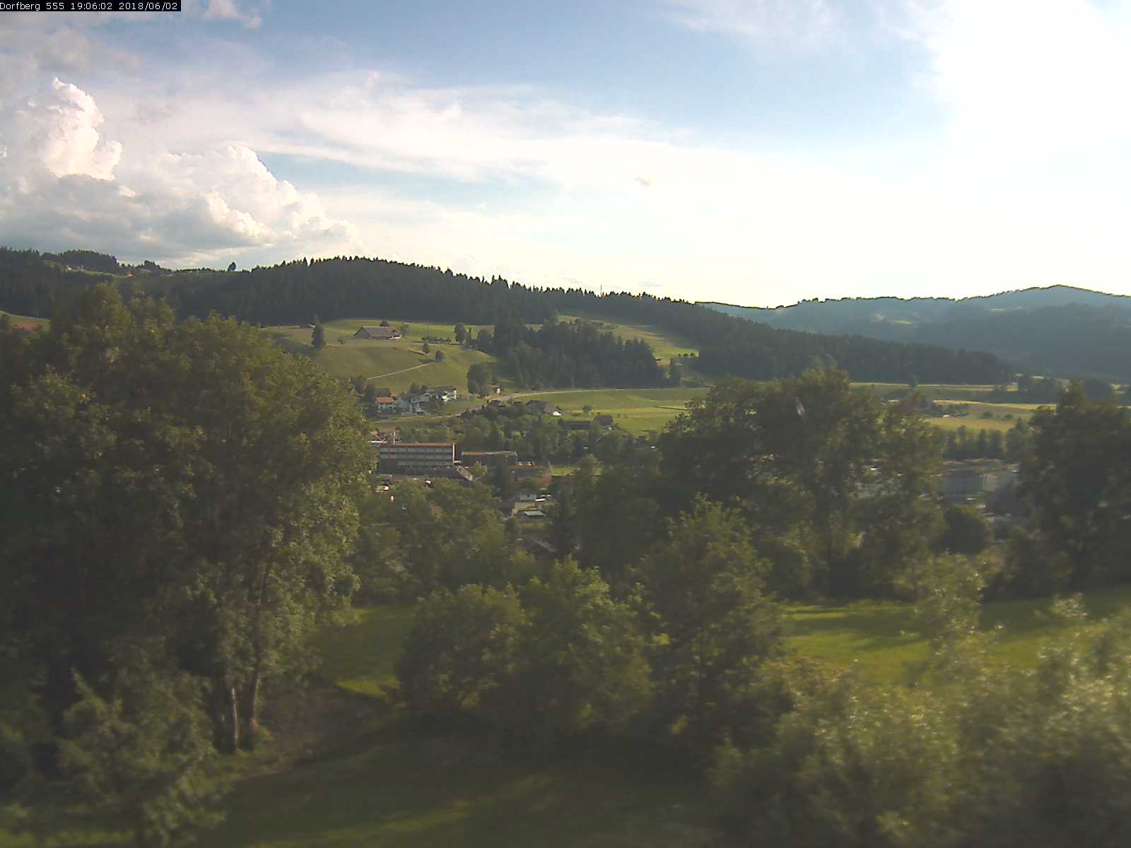 Webcam-Bild: Aussicht vom Dorfberg in Langnau 20180602-190601