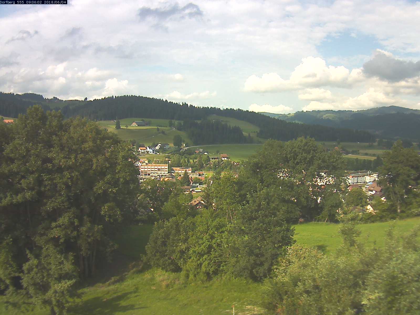 Webcam-Bild: Aussicht vom Dorfberg in Langnau 20180604-090601