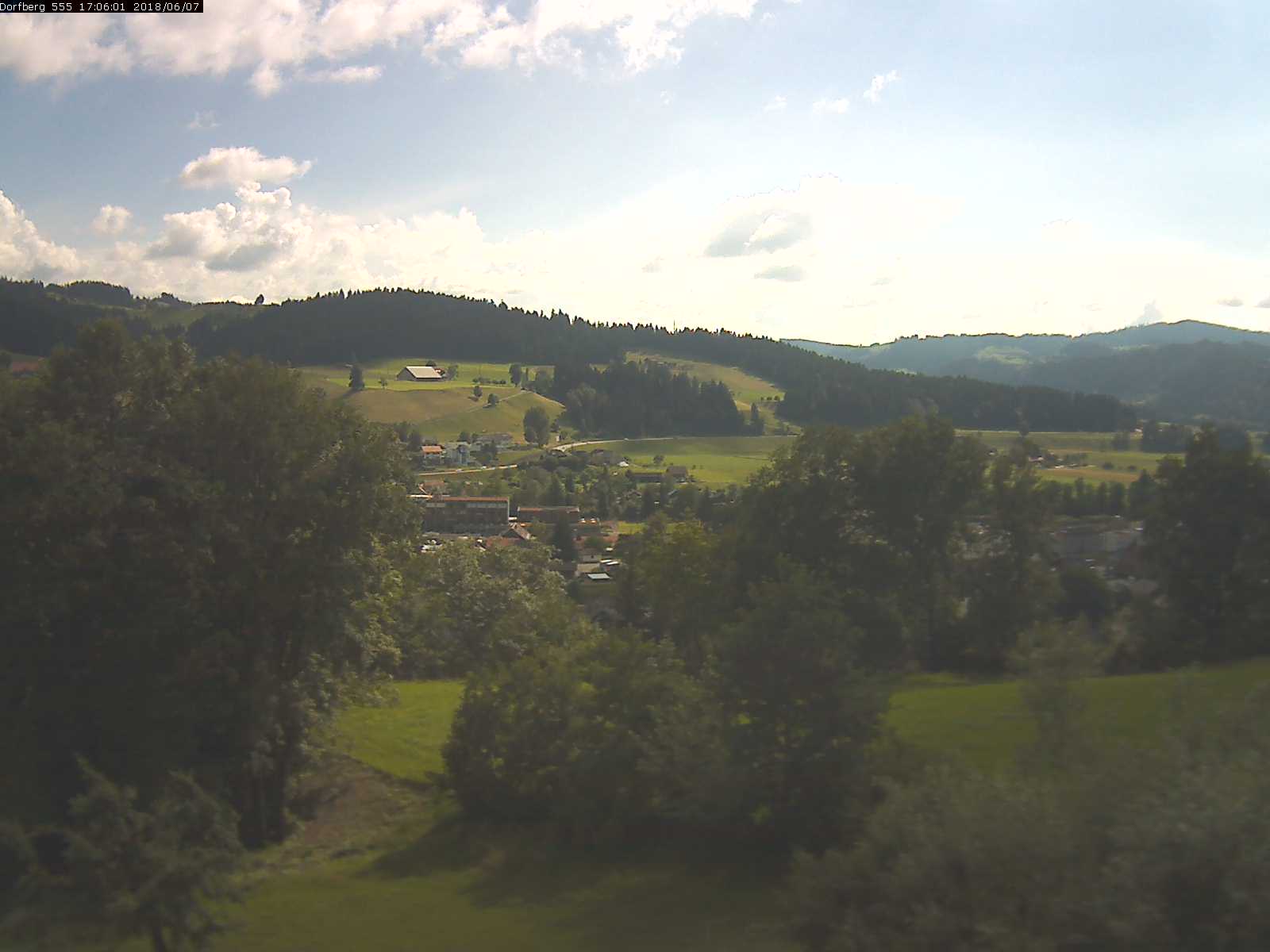 Webcam-Bild: Aussicht vom Dorfberg in Langnau 20180607-170601