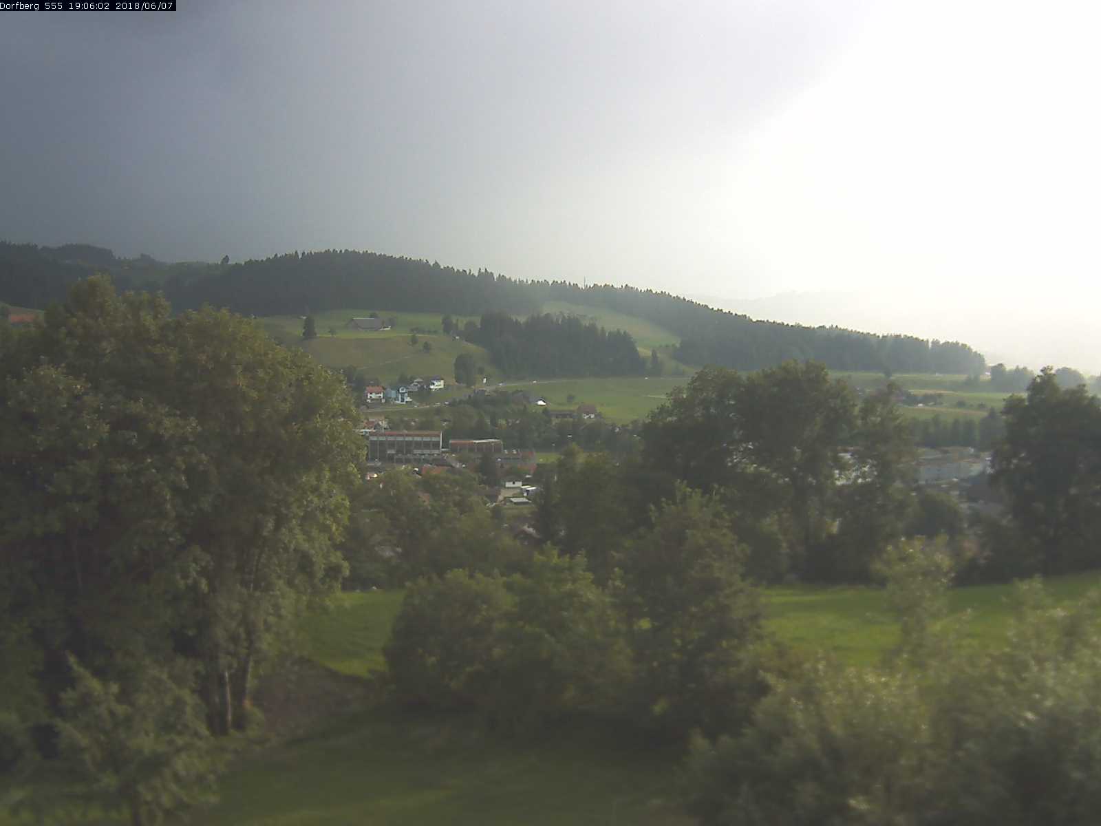 Webcam-Bild: Aussicht vom Dorfberg in Langnau 20180607-190601