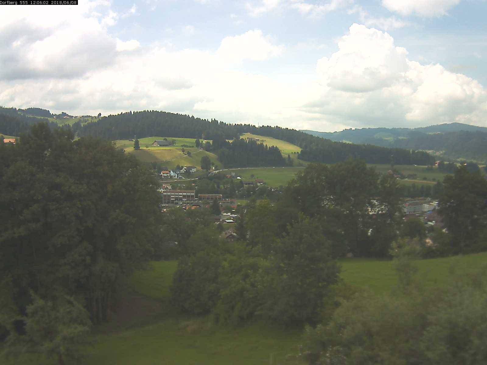Webcam-Bild: Aussicht vom Dorfberg in Langnau 20180608-120601