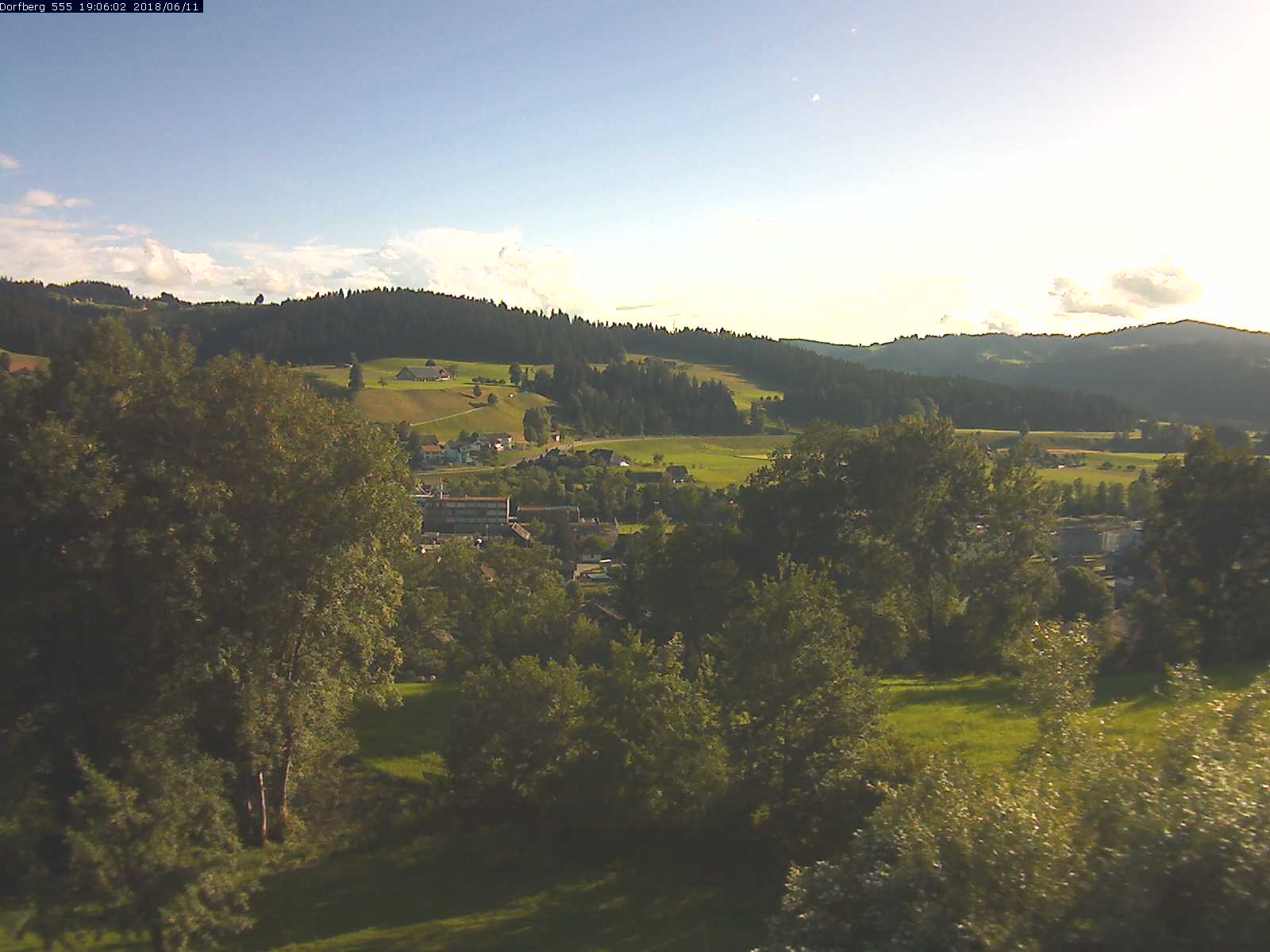 Webcam-Bild: Aussicht vom Dorfberg in Langnau 20180611-190601