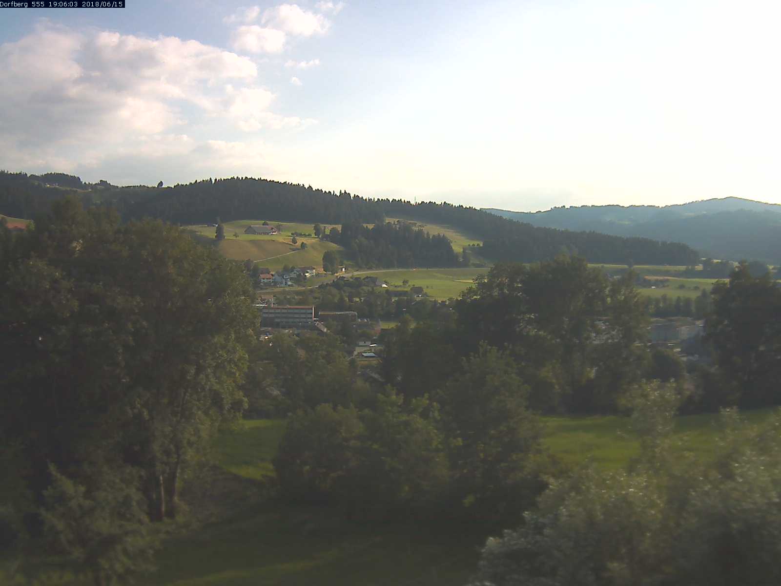 Webcam-Bild: Aussicht vom Dorfberg in Langnau 20180615-190601